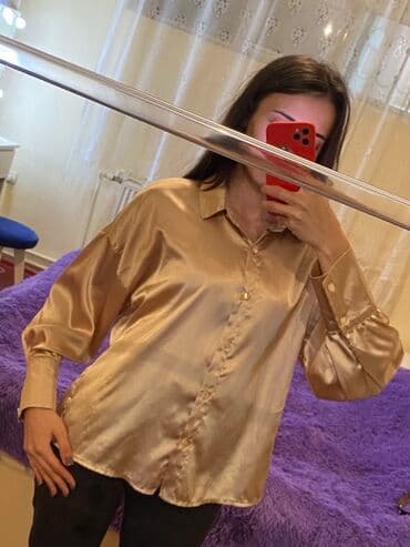 köynekler: Zərif parıltılı, şampan-qızılı rəngdə satena bənzər qadın köynəyi. - — 2