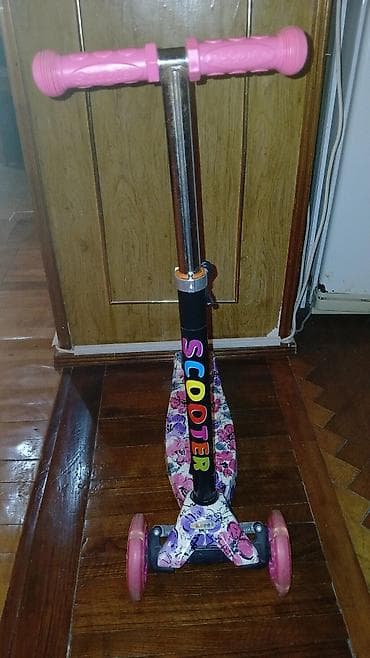 Uşaq skuterı – 3 təkərli, çiçəkli az islenib sekilde gorunduyu kimidi