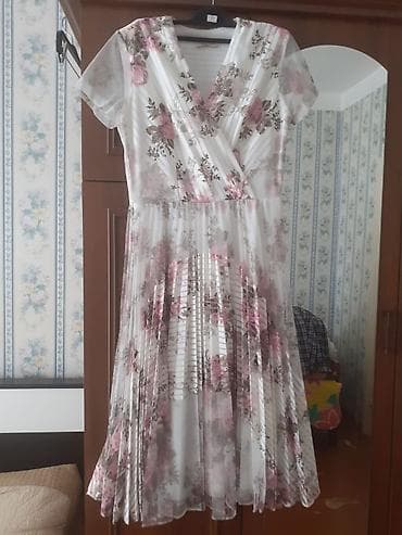 Çiçək naxışlı qadın paltarı - Model: qısaqollu, V-şəklində büzməli