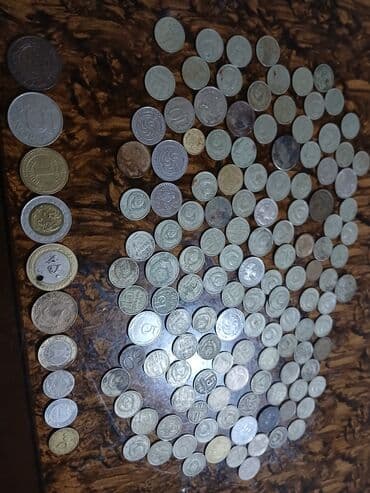 10 qəpik: Kolleksiya üçün müxtəlif ölkə və illərə aid metal sikkələr dəsti. - — 1