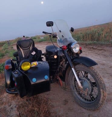 reduktor suretler qutusu: Yan qoşqulu qara motosiklet. Motosikletin ön hissəsində külək şüşəsi — 4