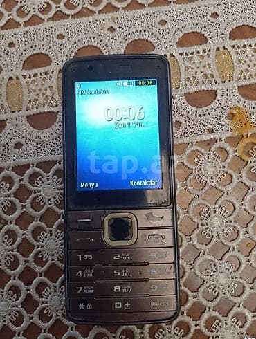 100 manatliq plansetler: Klassik düyməli mobil telefon - Ekran: rəngli displey, əsas menyu və — 1