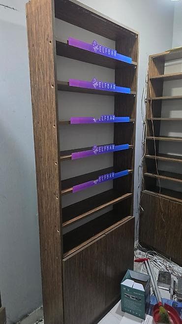 Полочные витрины: Mağaza bağlandığı üçün satılır. deffekti yoxdu. Ulduz metrosunun — 2