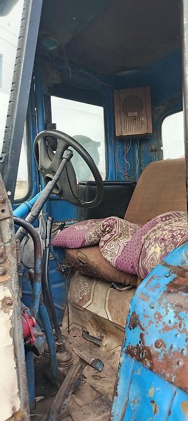 Traktor MTZ-80 (Belarus) – mavi rəngli, kabinalı. Texniki