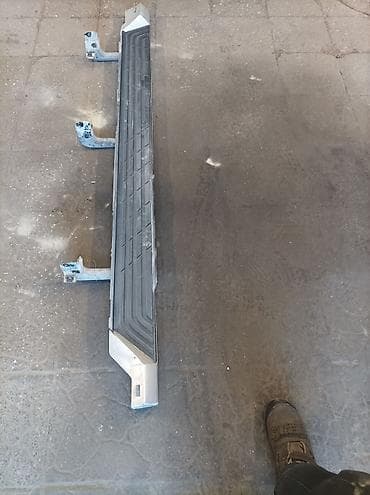 Məhsul: Avtomobil üçün yan pillə (running board), metal karkaslı, üstü