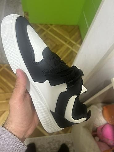 Qara-ağ rəngdə idman üslublu krossovka - Dizayn: Kontrast qara-ağ