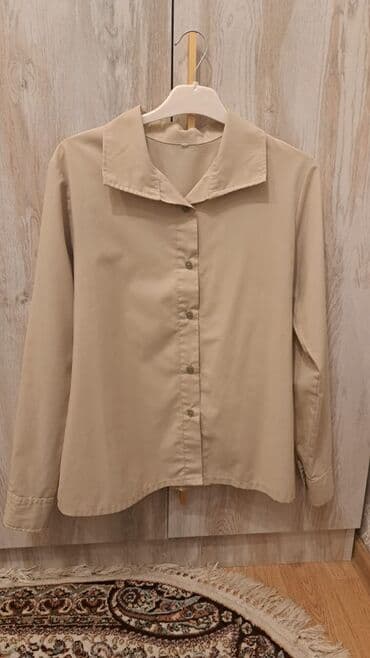 Bej rəngli qadın köynəyi - Klassik dizayn: düz kəsim, uzun qol, ön