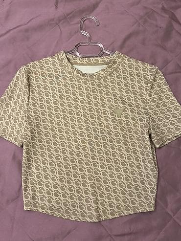 Qısaqol qadın köynəyi – bej rəngdə, bütövlükdə təkrarlanan “G”