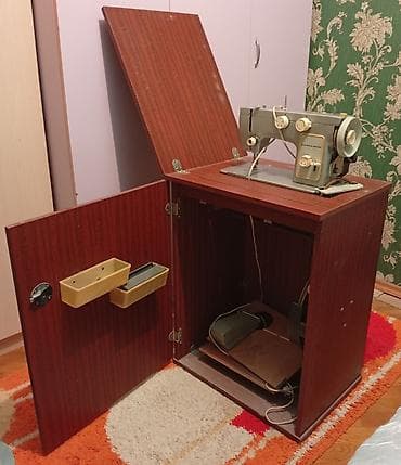 İncəsənət və kolleksiyalar: Qədim tikış maşını və qatlanan şkaf-masa dəsti - Tip: Elektrik — 1