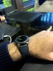 nardan nara kontur: Ağıllı saat – dairəvi ekranlı, qara rəngdə sport üslublu. Samsunq — 4