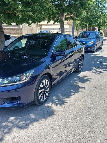 Honda Accord sedan – mavi rəng, şəhər və tras üçün komfortlu və