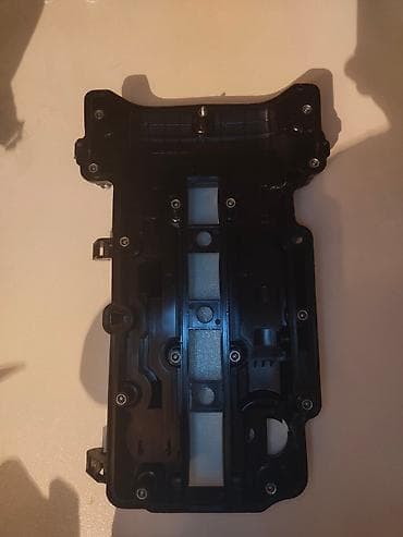 mercedes mator: Bu, avtomobil mühərriki üçün qara rəngdə klapan qapağıdır. Üzərindəki — 7