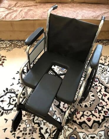 унитаз для инвалидов переносной: Gümüşü rəngli, qara oturacaqlı və dirsəkaltıları olan əlil arabası — 2