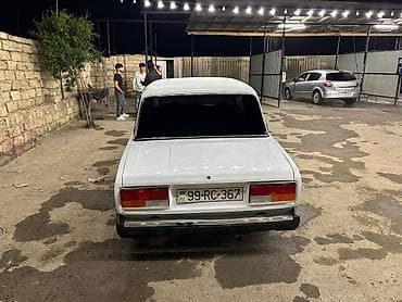 19 disk: Ağ rəngli Lada 2107 sedan, klassik dizaynı ilə seçilir. Bu model, dörd — 4