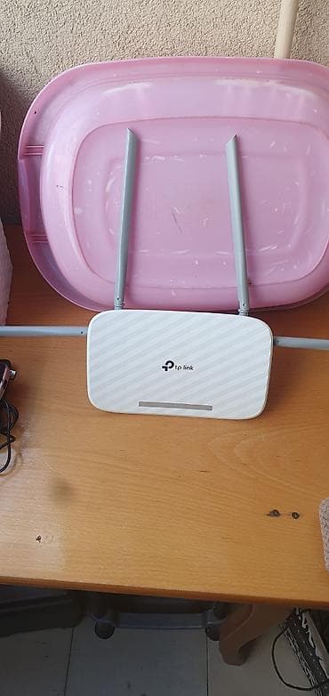 TP-Link Wi‑Fi router - Brend/model: TP-Link (şəkildəki ağ korpuslu