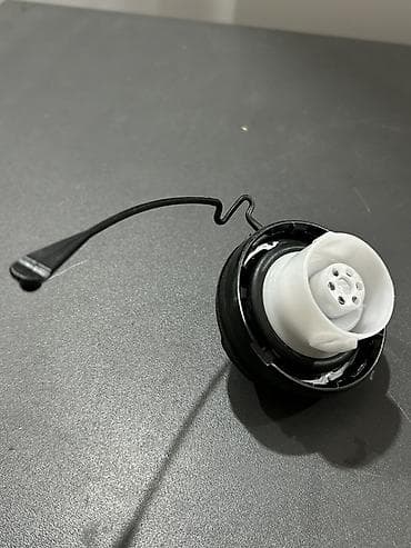 teker 225 45 17: Toyota Prius 20 Gövdə yanacaq çəninin qapağı — 2