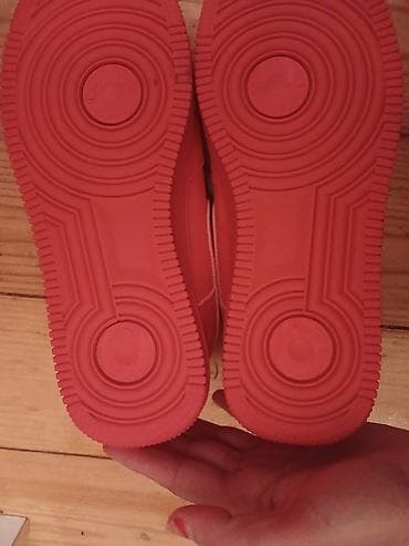 dəri çəkmə: Parlaq qırmızı rəngli idman ayaqqabısı (snikers) - Model: aşağı — 2