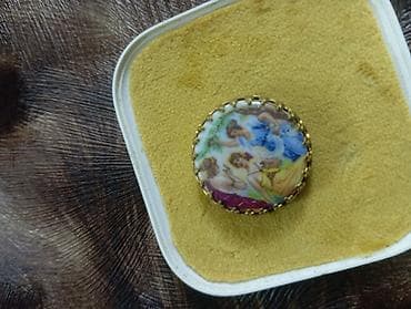 xonca bezemek: Miniatür təsvirli bəzək sancağı (broş) - Dairəvi forma, ətrafı — 1