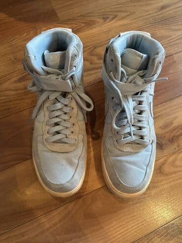 Subaru: Nike Air Force 1 High, boz rəng palitrası ilə. Xüsusiyyətlər: - — 3