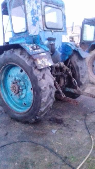 lada vaz priora: Mavi rəngli təkərli kənd təsərrüfatı traktoru. Xüsusiyyətlər: - — 4