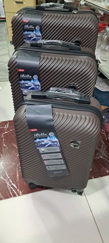 Maskalar, eynəklər: Fərqli ölçülərdə üç ədəd qara rəngli səyahət çantası dəsti. Hər bir — 5