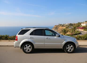 Kia Sorento, gümüşü rəng, 5 qapılı SUV. Əsas xüsusiyyətlər: - Güclü