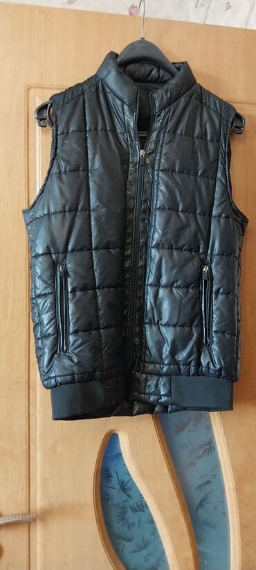 dəri godekce: Gödəkcə satılır yaxşı vəziyyətdə. Qara kişi jileti - — 1