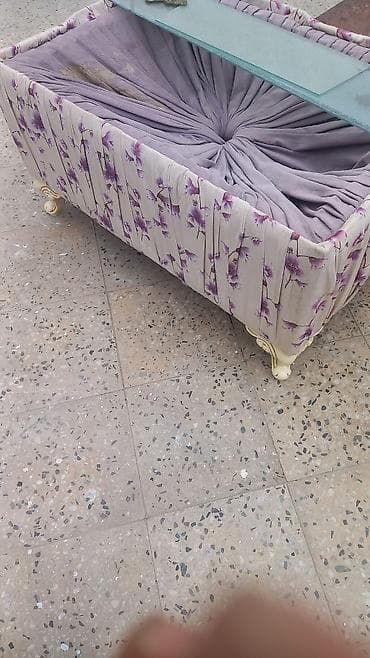 Gül naxışlı dekorativ şüşəüstü oturacaq/çərçivəli bəzək sandığı. -