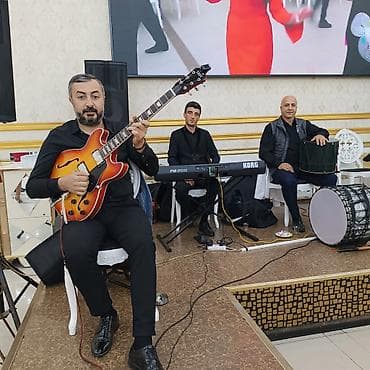 gitara simi: Yarım-akustik elektrik gitara – sunburst rəngli, ES-335 tipli korpus — 2
