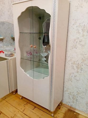 ramanı şuşa: Ağ rəngli klassik dəst – qonaq və yataq otağı üçün Tərkibi: - Vitrin — 4