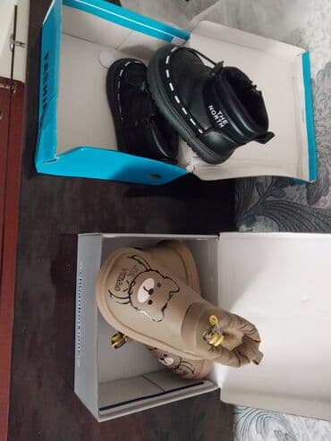 Uşaq ayaqqabıları dəsti - Model 1: Qara rəngli uşaq botu. Üst hissədə