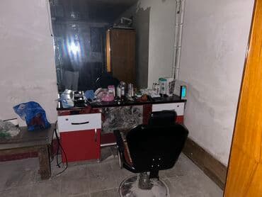 berber guzgusu: Bərbər/bizə salonu üçün tam ləvazimatlı iş guşəsi - Böyük divar — 2