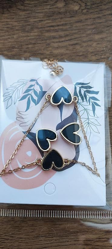 Qolbaq – qara ürək bəzəkli, qızılı rəng zəncir sırğa və bilərzik. - — 5