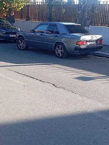 mercedes ucuz: Mercedes-Benz 190E (W201) sedan - Kuzov: 4 qapılı sedan, metalik boz — 4