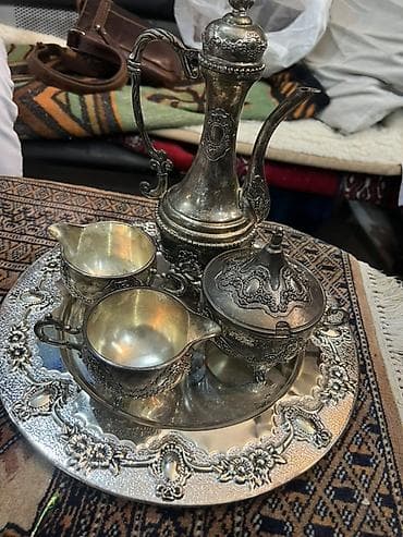 zerif cay: Zərif naxışlarla işlənmiş dekorativ servis dəsti. Dəstə böyük dairəvi — 1