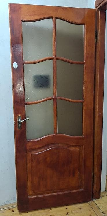 Taxta iç qapı – şüşə panelli - Material: təbii ağac, klassik qəhvəyi