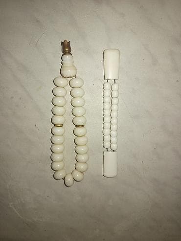 Чётки: Ağ rəngli iki ədəd təsbeh dəsti - Sol tərəfdə: iri, yumru formalı — 2