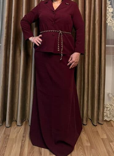gence geyim: Bordo rəngdə iki hissəli dəst: - Uzun ətək və qısa, düyməli jaket - — 2