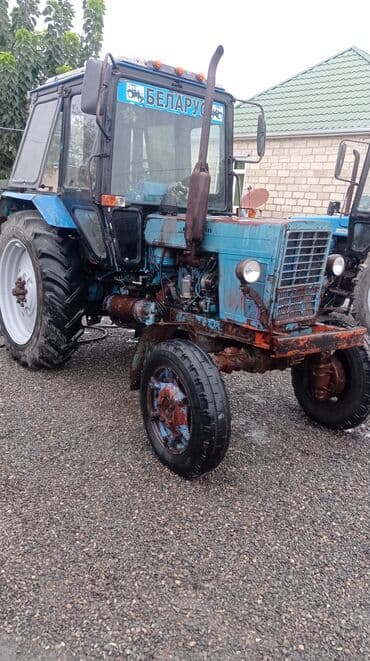 təkər traktor: Belarus MTZ tipli traktor - Korpus: kabinəli, mavi-qara rəng sxemi — 2