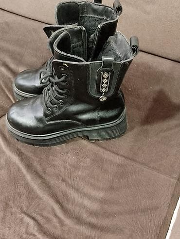 Qara rəngli uniseks qış botları - Material: parlaq dəri görünüşlü üst