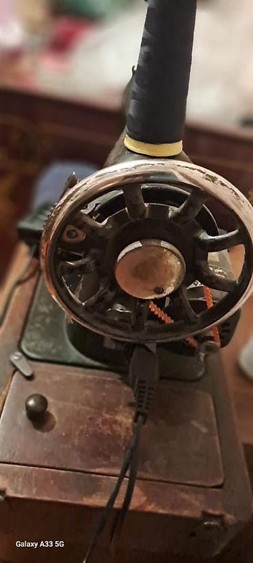 Elektrik pedallı vintaj tikiş maşını – “MB” emblemi ilə - Korpus — 1