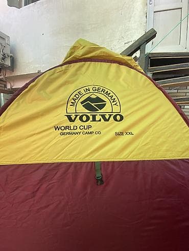 XXL ölçülü turist çadırı. Üzərində “VOLVO”, “Made in Germany”, “World — 2