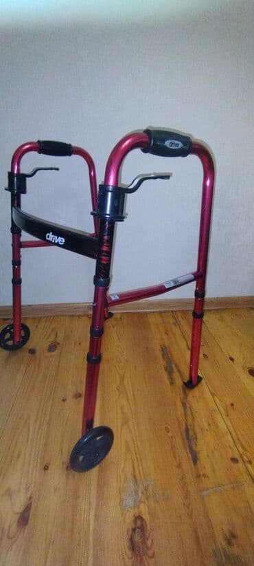 celikler: Asanlıqla qatlanan gəzmə aparatı. Çantasında saxlanıla bilər. Ayaqları — 2