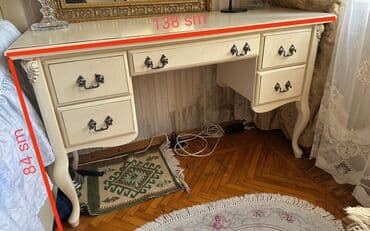 ders masaları: Ağ rəngli, klassik üslubda, dörd çekmeceli və bir qapalı bölməsi olan — 1