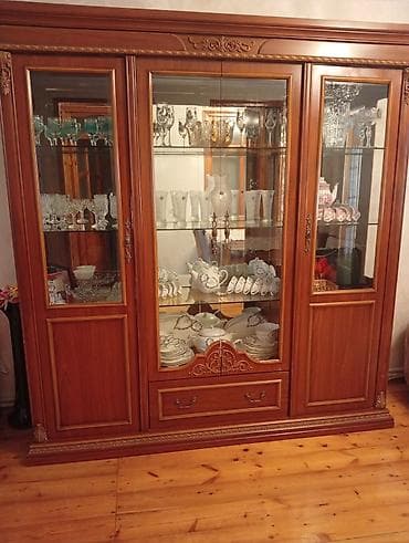 Servantlar: Klassik üslubda vitrinli qab dolabı — 1