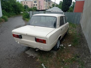 ваза напольная стеклянная высокая без узора: Model: VAZ 2106 sedan Xüsusiyyətlər: - Rəng: ağ, 4 qapı - Mexaniki — 12