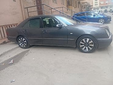 diplomat guzgu: Mercedes-Benz E-Class sedan (W210) - Kuzov: 4 qapılı sedan, tünd boz — 1