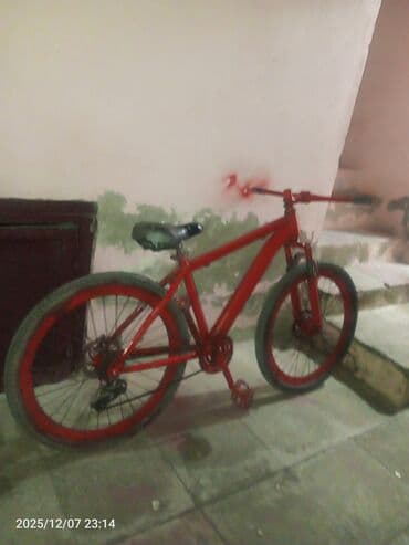 велосипед бишкек бу: Qırmızı rəngdə şəhər/dağ tipli velosiped - Çərçivə: klassik üçbucaq — 1