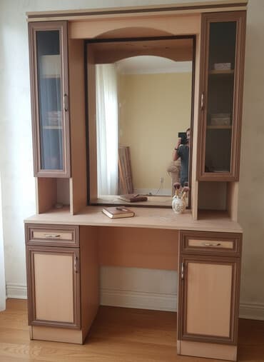 вешалка напольная в прихожую: Bərbər və gözəllik salonu üçün üst vitrinli güzgülü dolab dəsti. - — 1