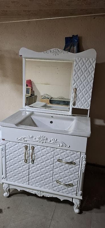 hamam ucun skaflar: Vanna otağı üçün klassik üslubda lavabo və güzgülü şkaf dəsti — 1